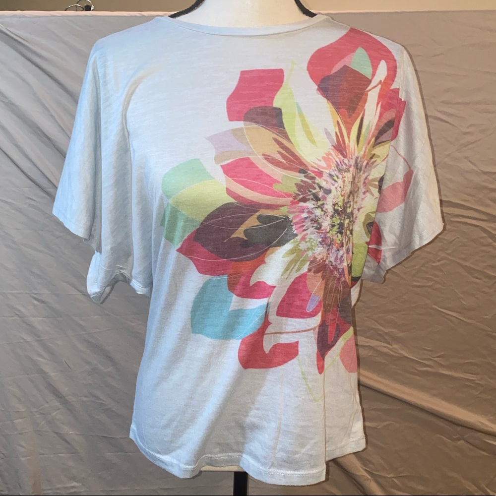 Forever 21 Women’s Short Sleeve Dolman Sleeve Top With Flower Size M